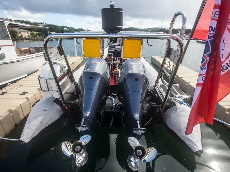 Vue arrière d'un bateau de plongée amarré à un ponton en bois