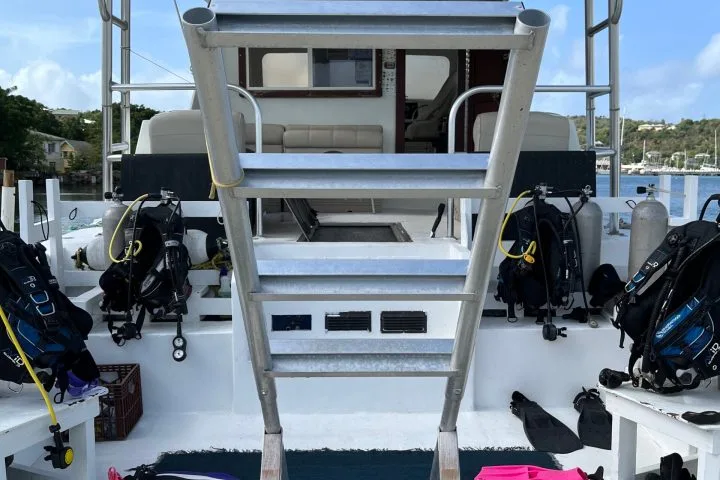 Bateau de plongée avec équipement, échelles et vue sur la mer