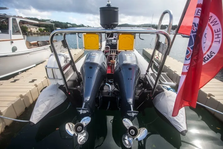 Bateau de plongée amarré à un ponton avec deux moteurs hors-bord