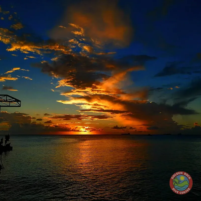 Coucher de soleil sur l'océan avec un ponton et un logo