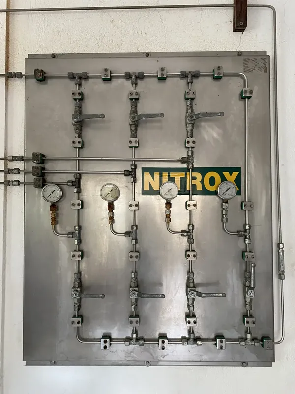 Panneau de distribution de Nitrox avec manomètres et vannes