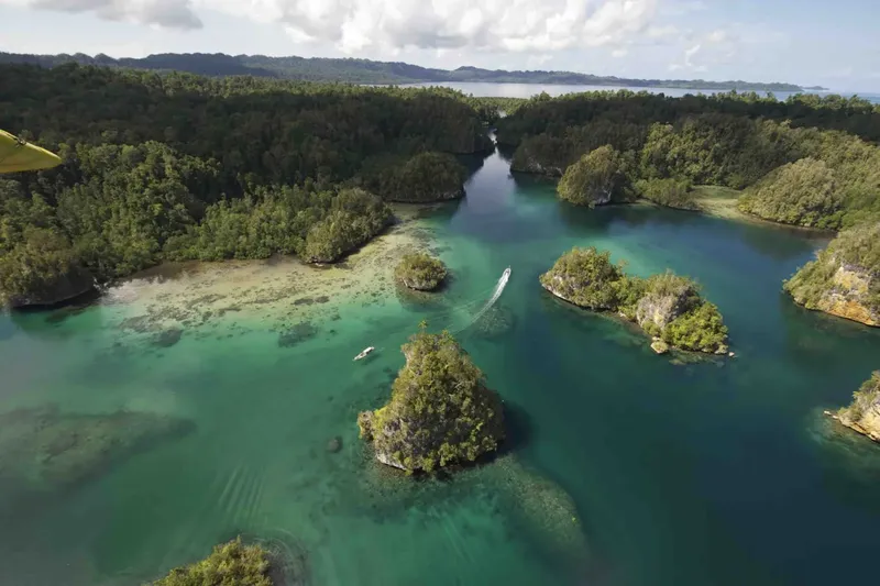 Archipel tropical vu du ciel avec des eaux turquoise et végétation