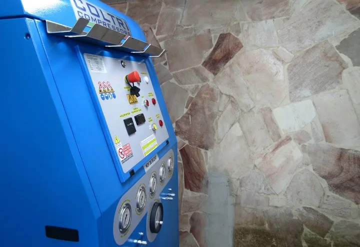 Compresseur bleu Coltri pour gonfler les bouteilles de plongée