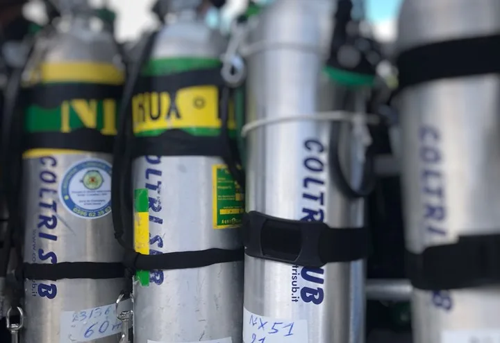 Bouteilles de plongée en aluminium, bandes colorées, étiquettes de pression