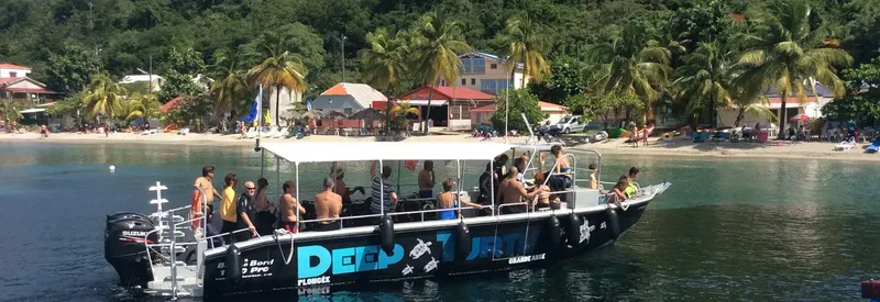 Bateau de plongée rempli de personnes naviguant vers un site de plongée