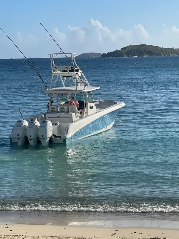 Bateau de pêche rapide naviguant sur une mer bleue claire