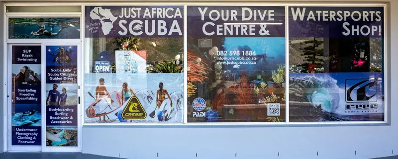 Vitrine d'un centre de plongée avec des images de la faune marine