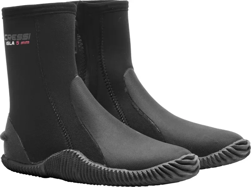 Deux chaussons de plongée noirs Cressi Isla 5mm sur fond blanc