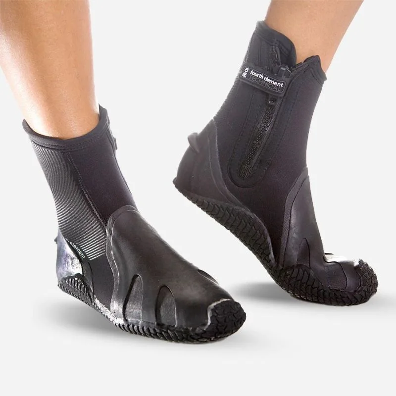 Paires de chaussons de plongée noirs sur fond clair