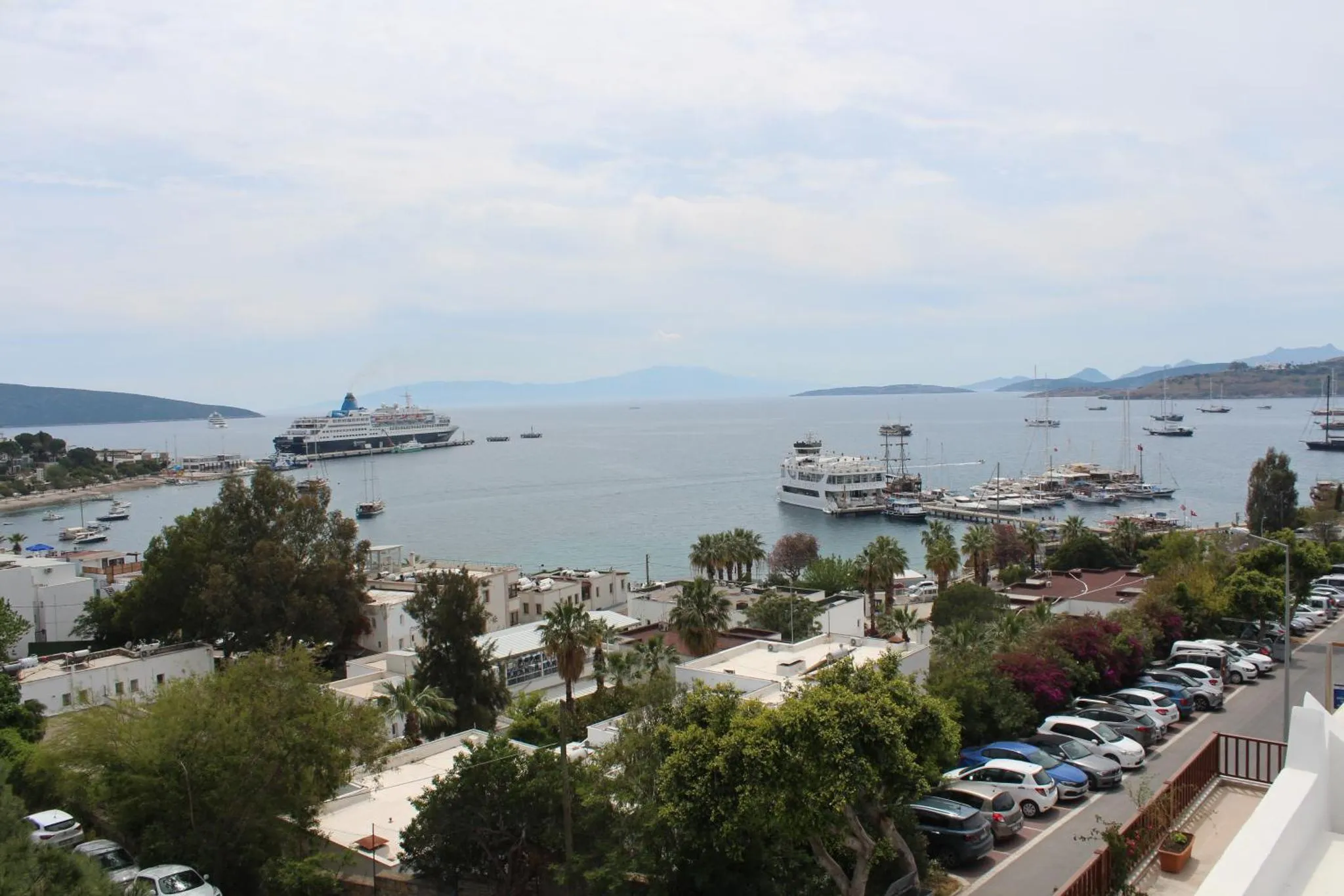 Vue d'un port de plaisance avec des bateaux et des bâtiments en bord de mer.