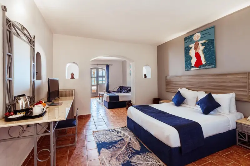 Une chambre d'hôtel lumineuse avec un grand lit et un coin salon.
