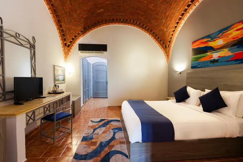 Chambre à coucher avec lit double et décoration murale.