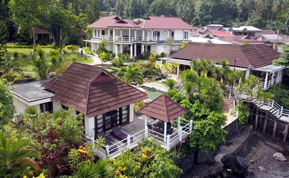 Une vue d'ensemble d'un établissement avec des bungalows et une piscine.