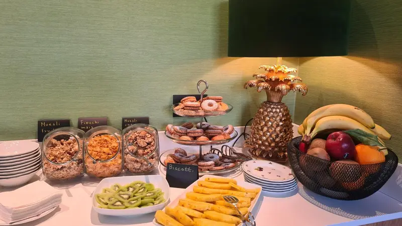 Un buffet propose des céréales, des fruits et des pâtisseries.