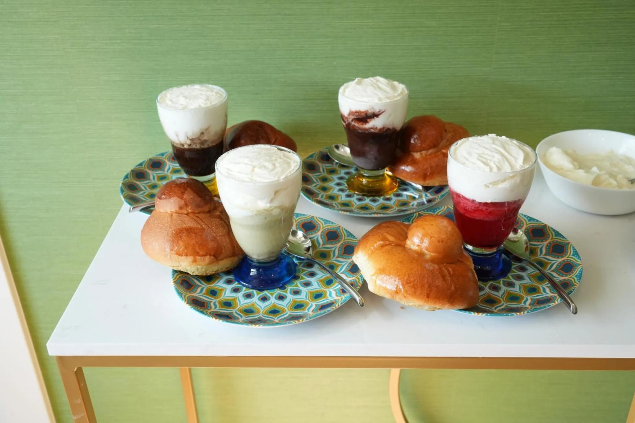 Assortiment de pâtisseries et de boissons présentées sur une table.