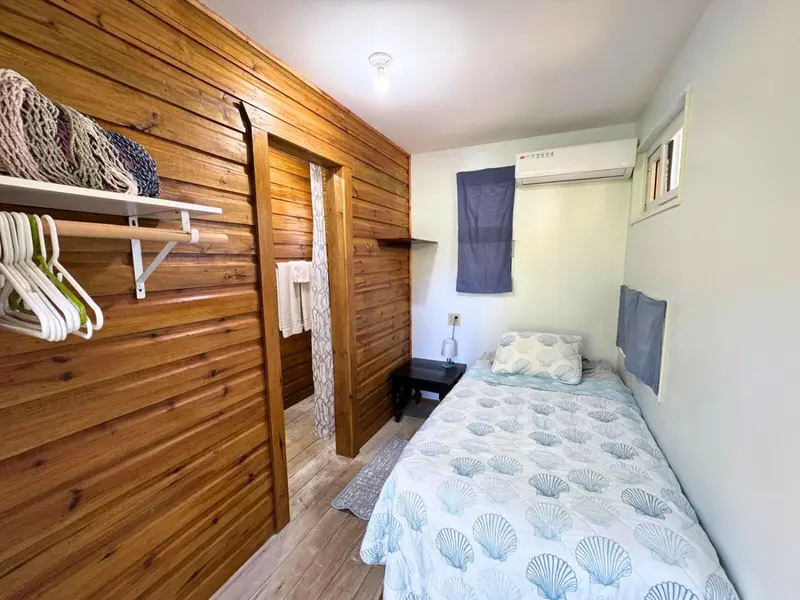 Une chambre simple avec un lit et un espace de rangement.