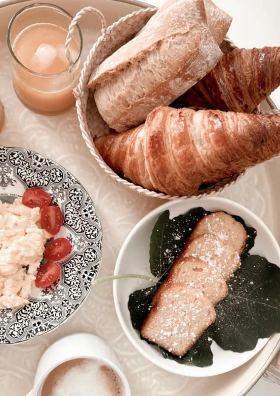 Un petit-déjeuner copieux est présenté sur un plateau décoratif.