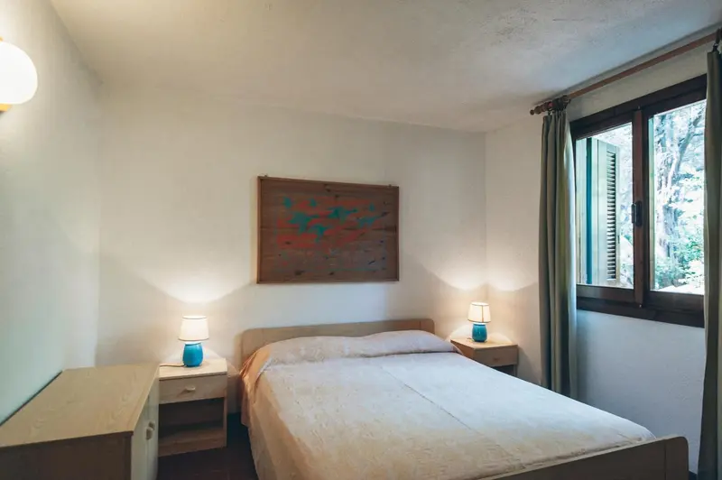 Une chambre lumineuse avec un lit simple et une décoration murale.