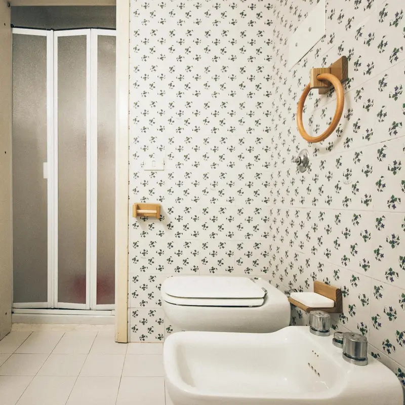 Une salle de bain avec douche, lavabo et toilettes.