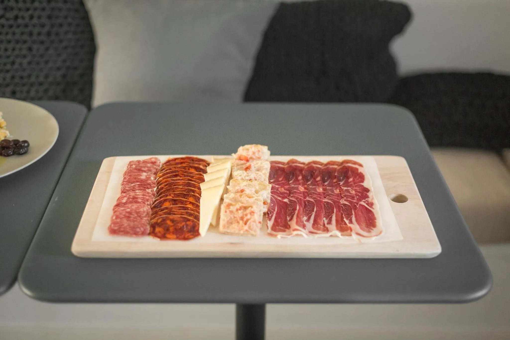 Assortiment de charcuterie présenté sur une table.