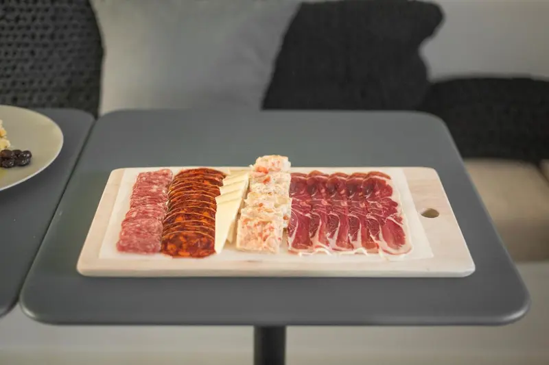 Assortiment de charcuterie présenté sur une table.