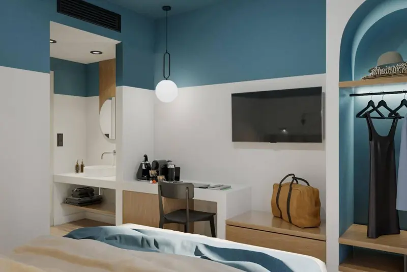 Une chambre lumineuse avec un bureau et un téléviseur mural.