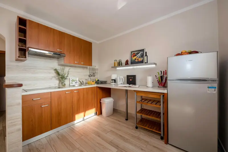 Une cuisine moderne avec des meubles en bois et des appareils électroménagers.