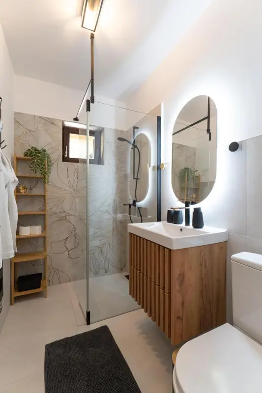 Une salle de bain moderne avec douche à l'italienne et vasque en bois.