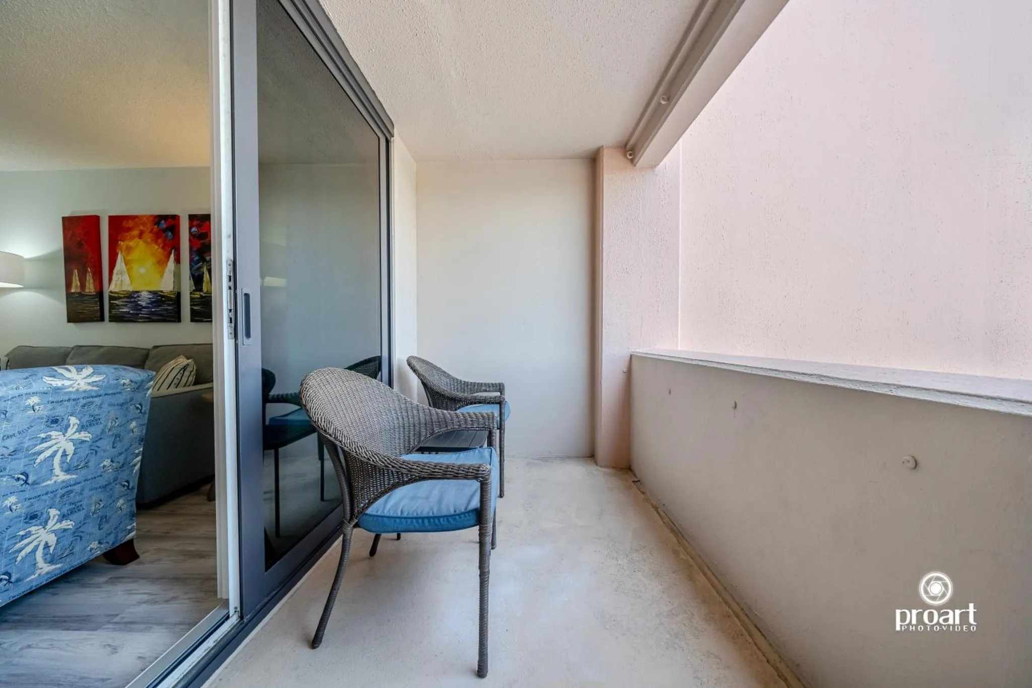 Terrasse avec mobilier d'extérieur et vue sur la mer.