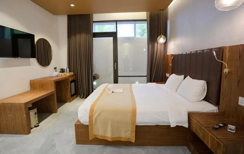 Une chambre moderne avec un grand lit et un bureau.