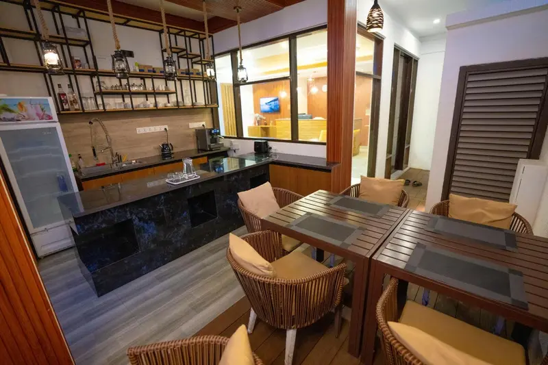 Une salle à manger lumineuse avec des tables et des chaises en osier.