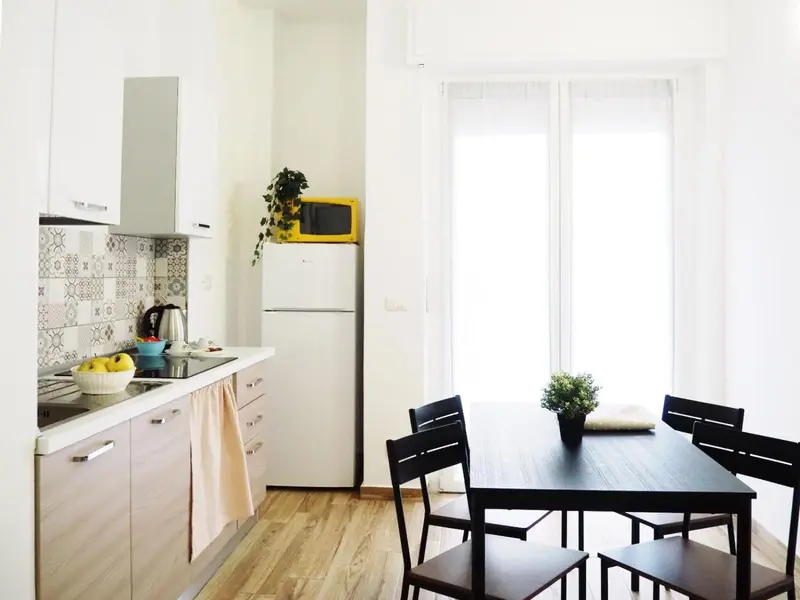 Une cuisine lumineuse avec un coin repas.