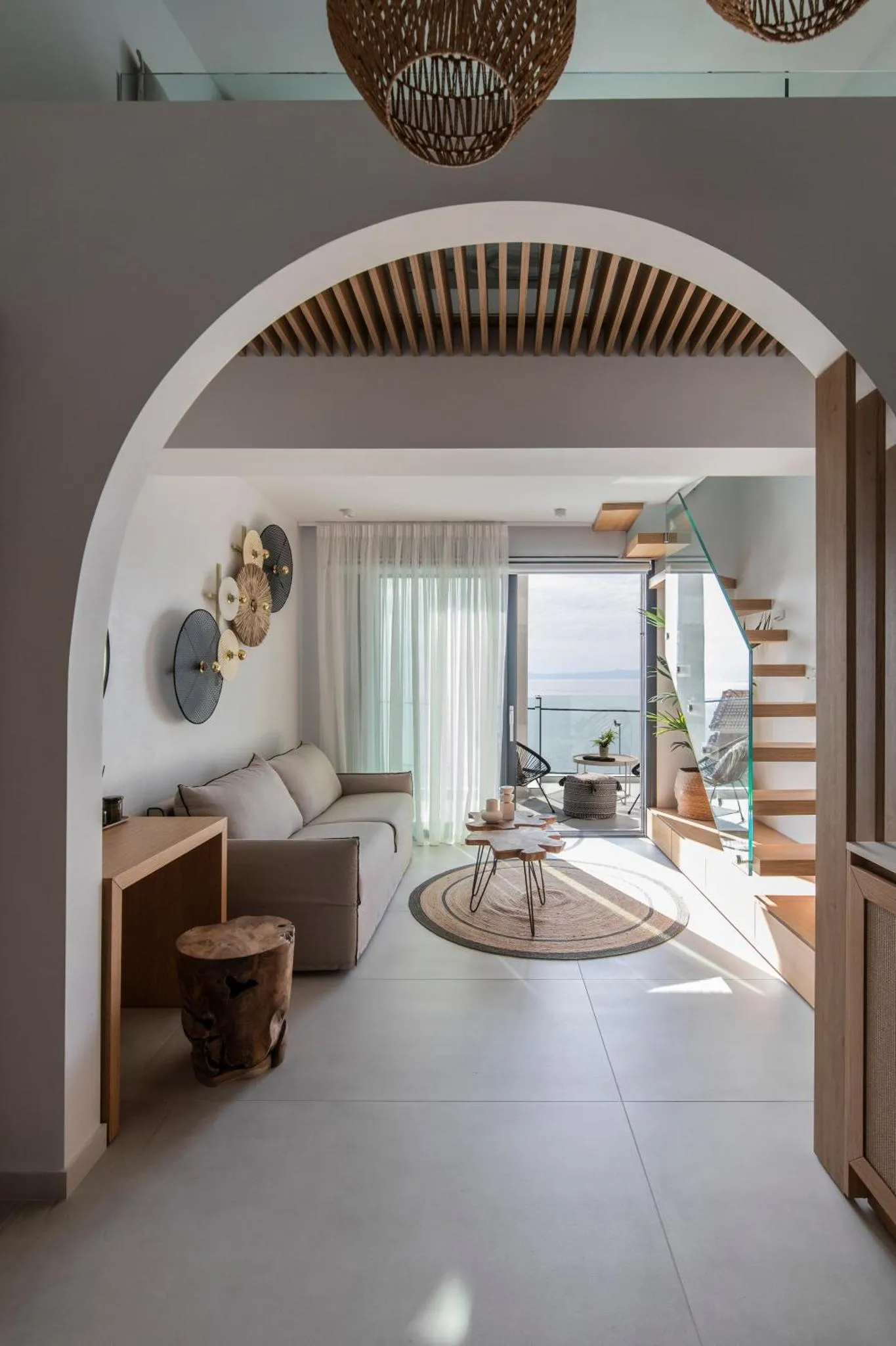 Un espace de vie intérieur lumineux s'ouvre sur une vue sur la mer.