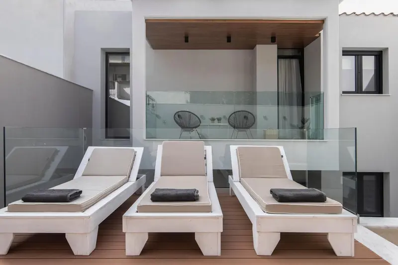 Terrasse aménagée avec chaises longues et mobilier de détente.