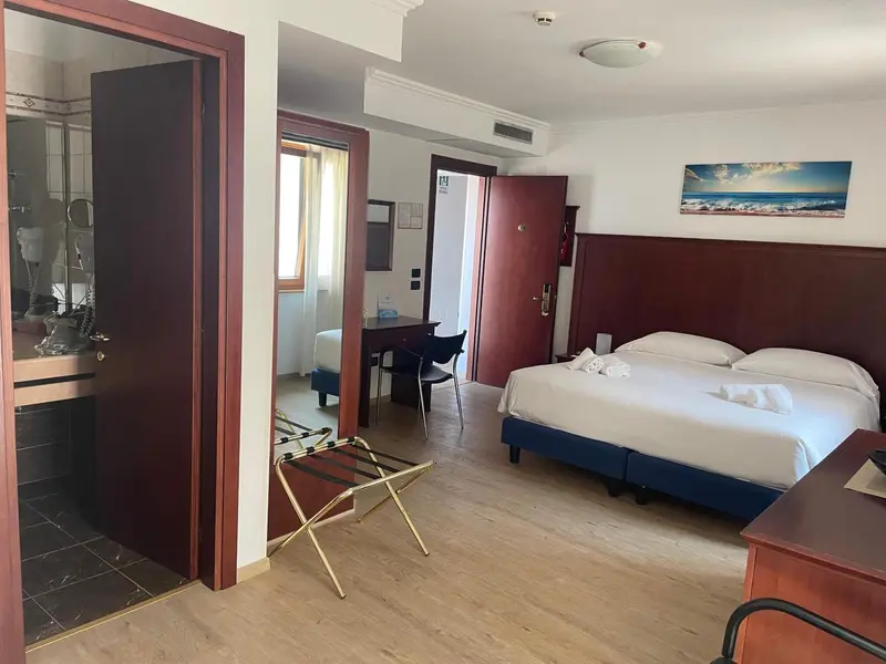 Une chambre d'hôtel avec un lit double et un bureau.