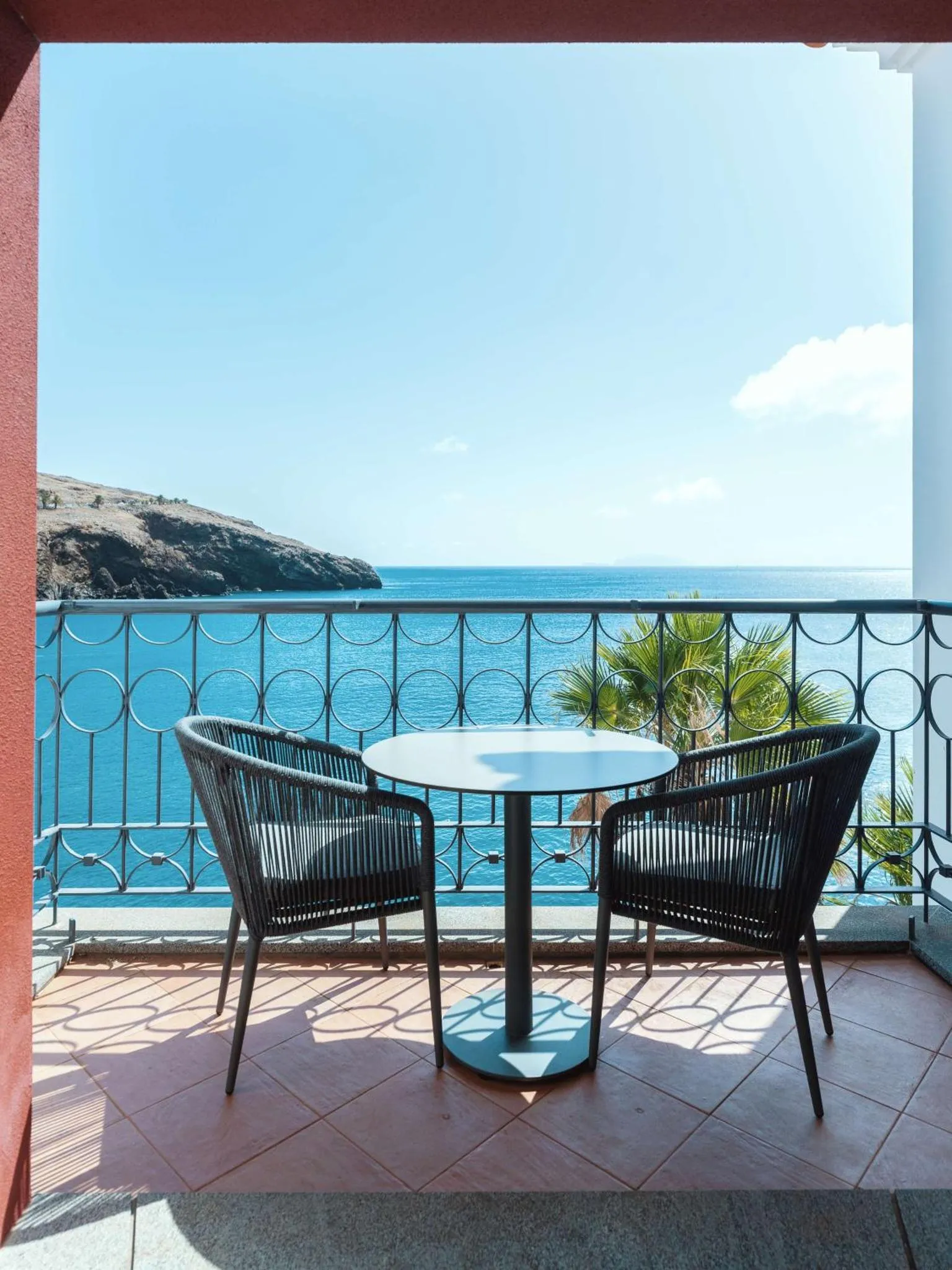 Terrasse avec mobilier d'extérieur donnant sur la mer.