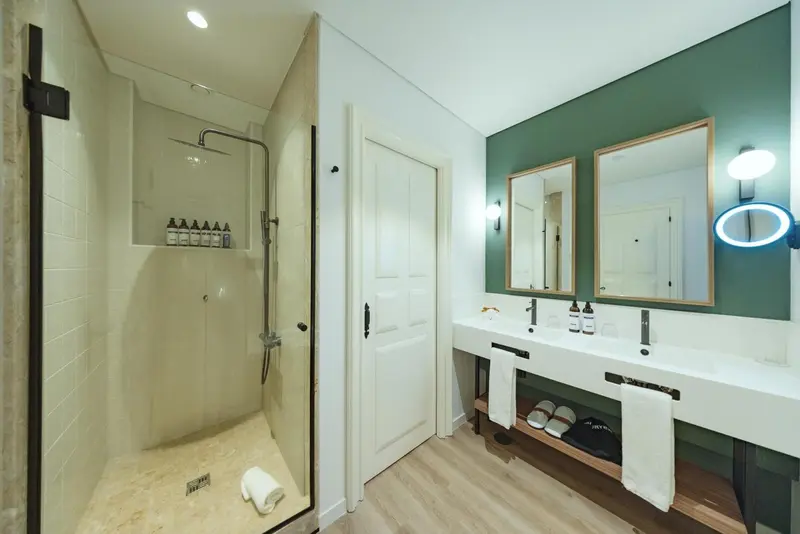 Une salle de bain moderne avec une douche à l'italienne et un double vasque.