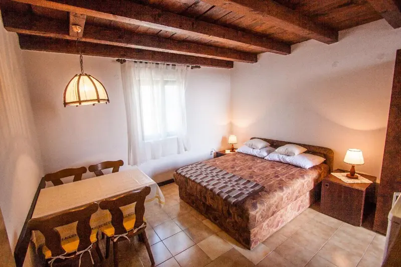 Une chambre lumineuse avec un lit et une table à manger.