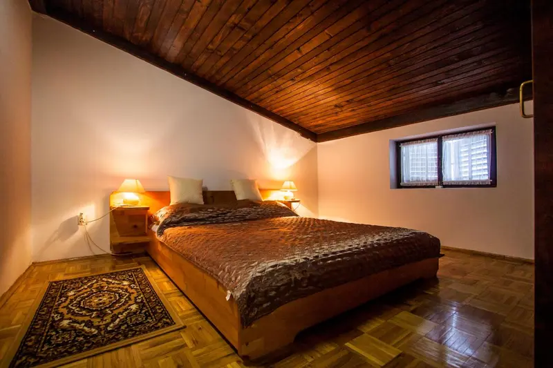 Une chambre à coucher avec un lit double et une décoration chaleureuse.