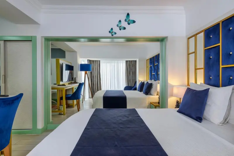 Une chambre spacieuse avec un grand lit et un espace salon.