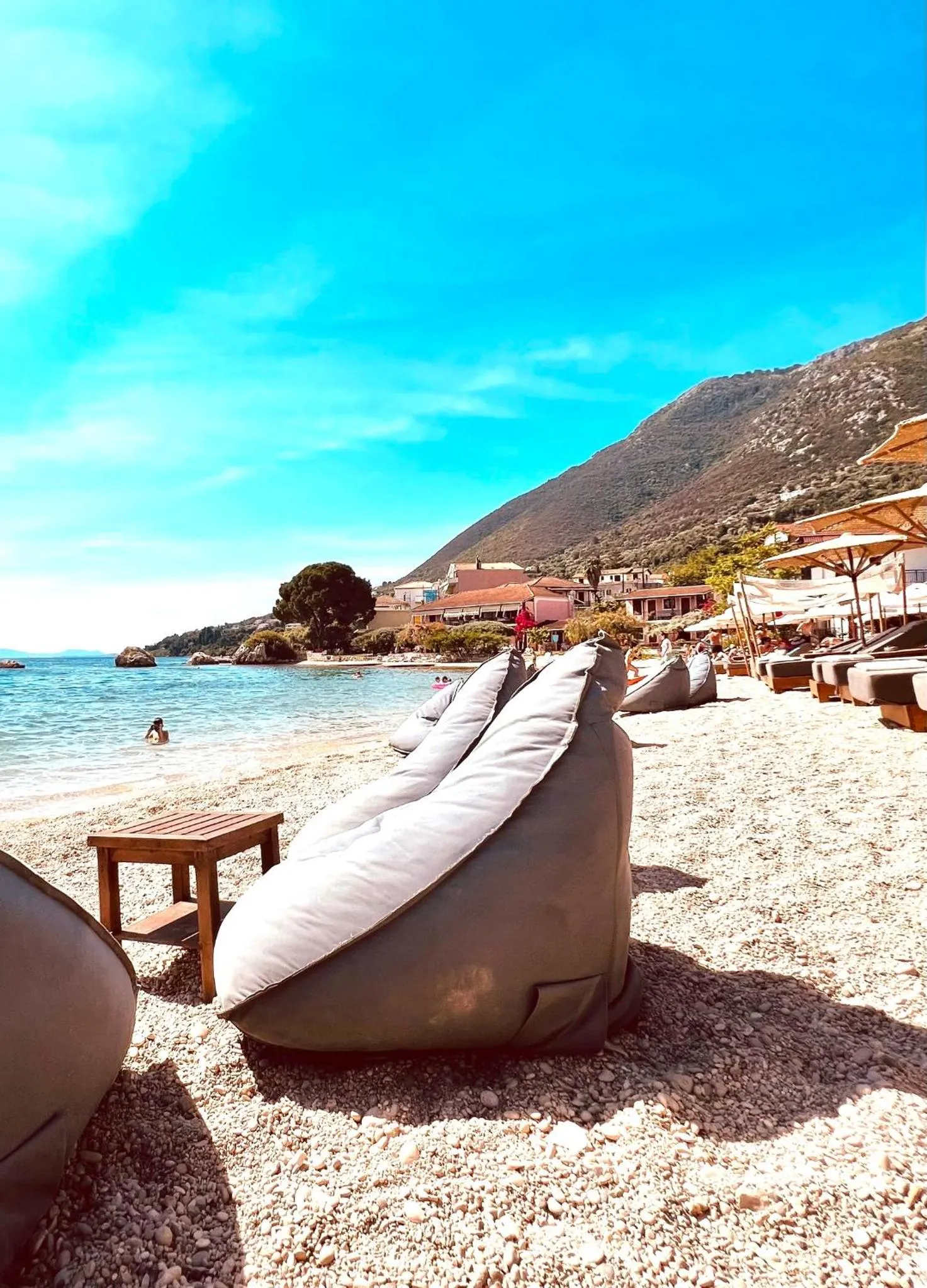 Fauteuils confortables sur une plage de sable fin avec vue sur la mer.