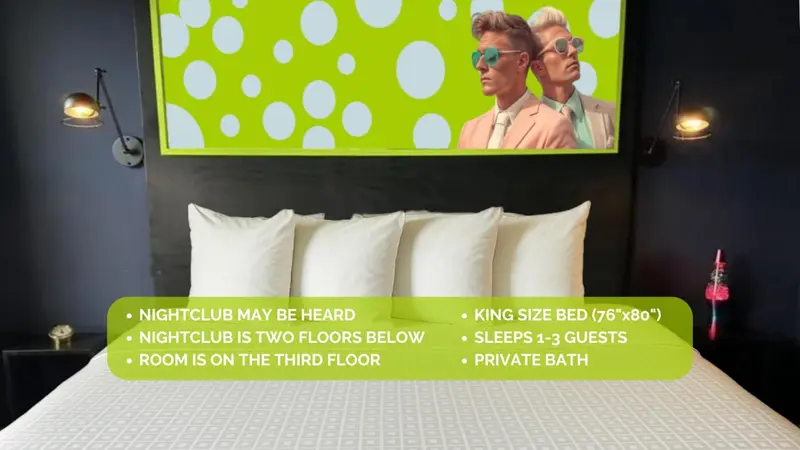 Une chambre avec un grand lit blanc et un mur décoré de motifs.