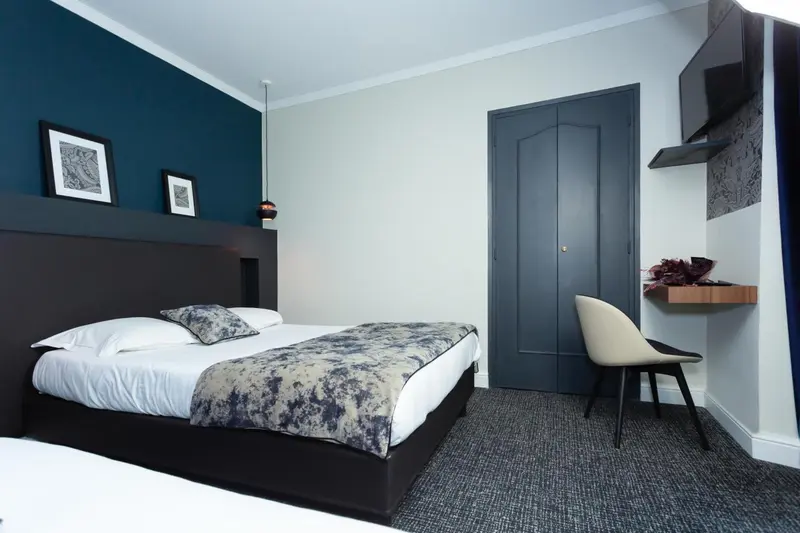 Une chambre moderne avec un grand lit et un bureau.