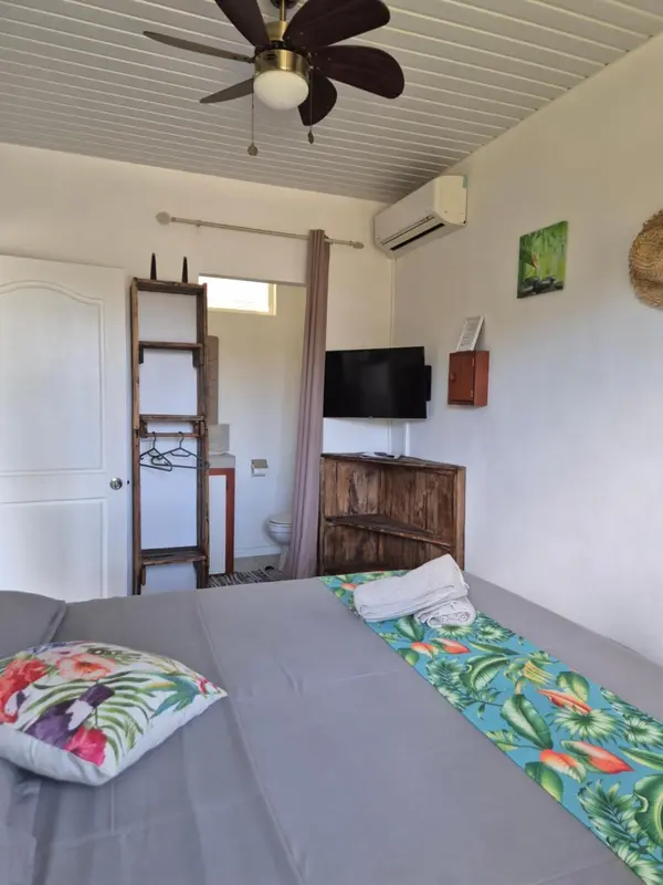 Une chambre lumineuse avec un lit et un accès à une mezzanine.