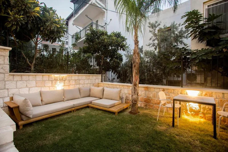 Un espace de détente extérieur avec des canapés et une table.