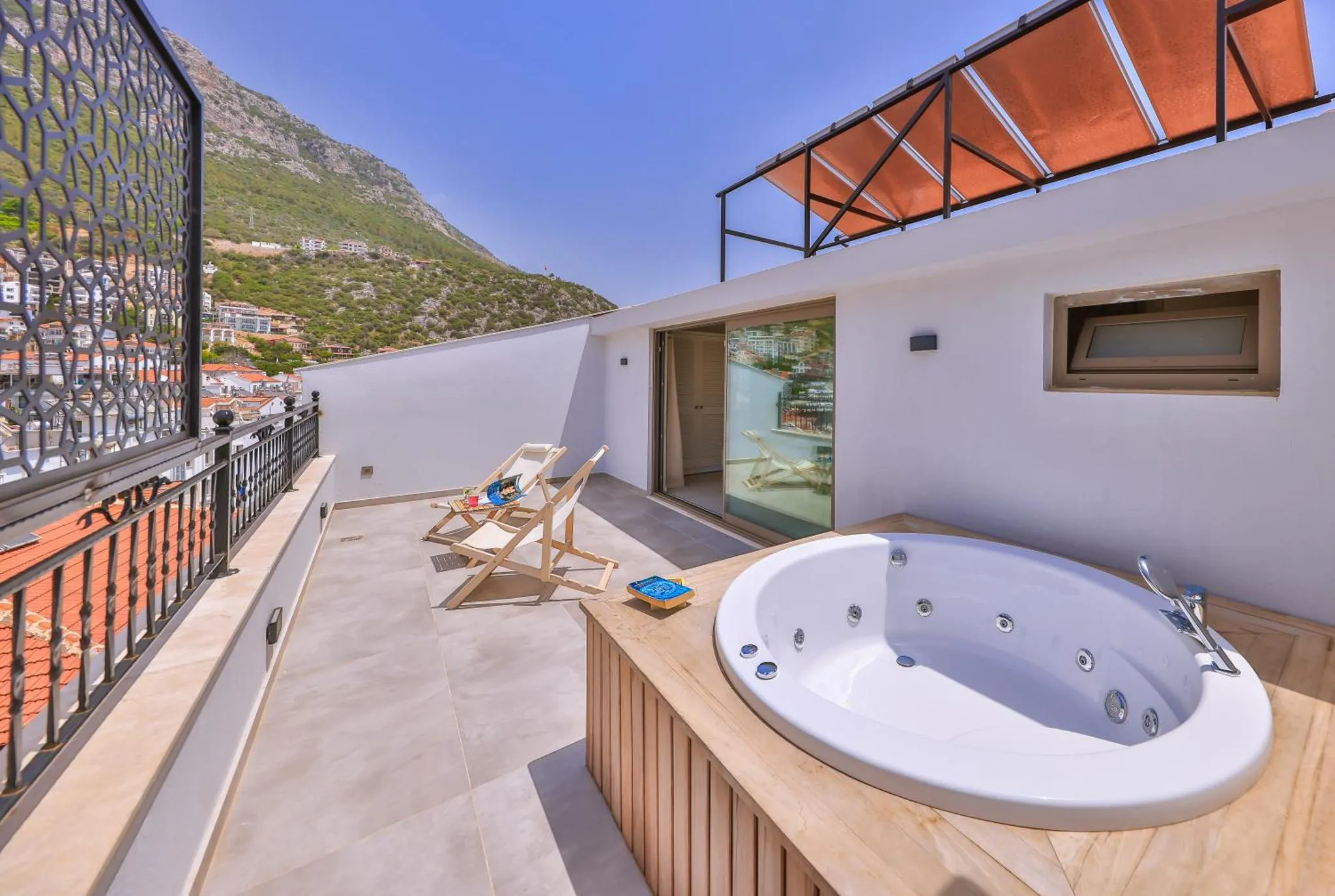 Terrasse avec jacuzzi et mobilier de détente.