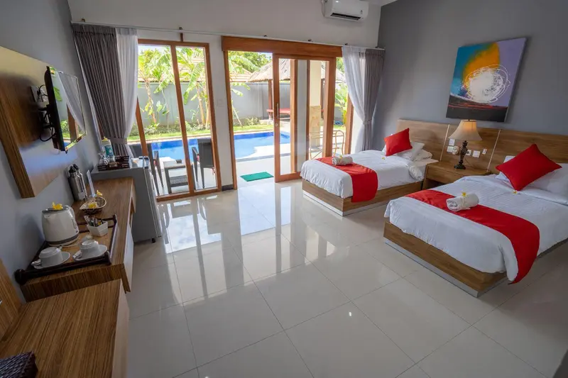 Une chambre lumineuse avec deux lits simples et un accès à une piscine.
