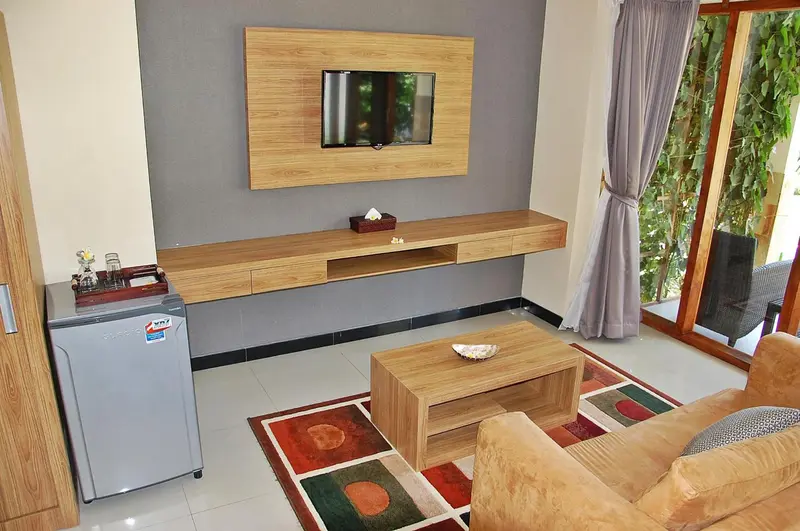 Une pièce lumineuse avec un canapé, une table basse et un meuble télévision.
