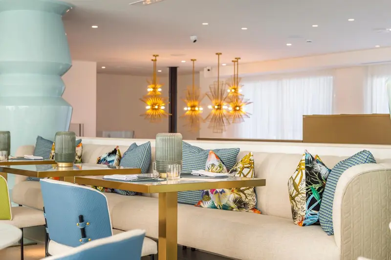 Un espace de restauration avec des tables et des banquettes confortables.