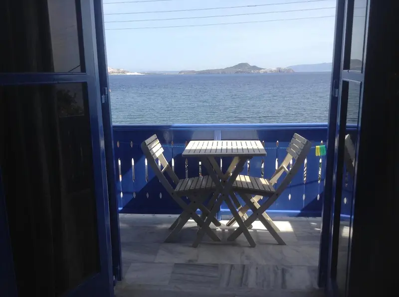 Vue sur la mer depuis une terrasse avec mobilier de jardin.